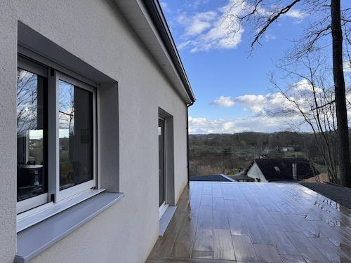 Hillside Retreat With Scenic Views