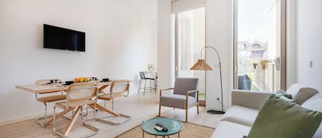 Apartamento Deluxe, 1 cama de matrimonio con sofá cama, no fumadores | Zona de estar | Televisor de 32 pulgadas con canales por cable