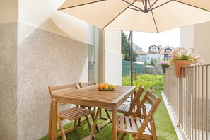 Deluxe Apartment, 1 Queen Bed with Sofa bed, Non Smoking | Balcony