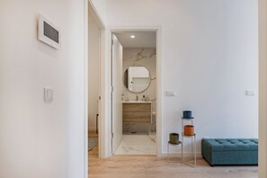 Deluxe Apartment, 1 Queen Bed with Sofa bed, Non Smoking | Bathroom