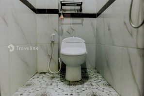 Badewanne und Dusche (separat), kostenlose Toilettenartikel, Handtücher
