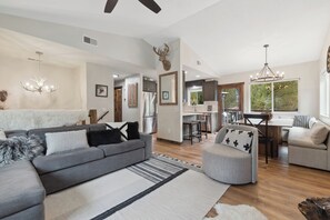 Smart TV, chimenea, tenis de mesa y libros 