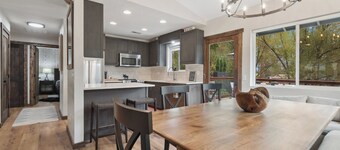 Open Sky Retreat - Hot Tub, Fire Pit, Large Yard, Comfy & Family Friendly