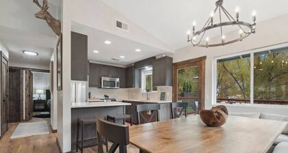 Open Sky Retreat - Hot Tub, Fire Pit, Large Yard, Comfy & Family Friendly