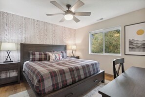 4 soverom, skrivebord, strykejern/-brett og reiseseng for barn