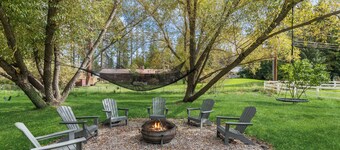 Open Sky Retreat - Hot Tub, Fire Pit, Large Yard, Comfy & Family Friendly