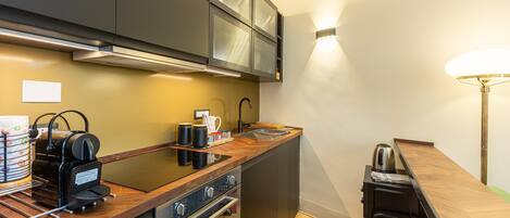 Réfrigérateur, micro-ondes, plaque de cuisson, lave-vaisselle
