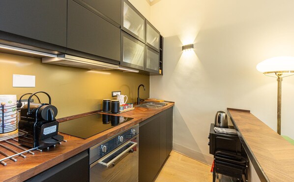 Fridge, microwave, stovetop, dishwasher