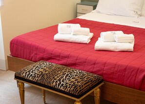 2 bedrooms, iron/ironing board, internet, bed sheets