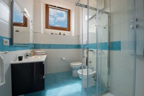 Dutxa, assecador de cabells, bidet i tovalloles
