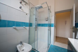 Douche, sèche-cheveux, bidet, serviettes fournies