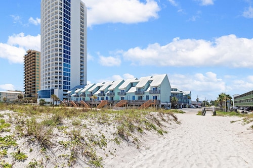 2BR Condo Beach Access Pool and Walk to Hangout