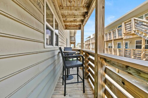 2BR Condo w Pool Beach Access and Walk to Hangout