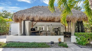 A modern house with a thatched roof, a patio area with seating, and a garden. - Daddy House-victoria Park With Pool (Fort Lauderdale)
