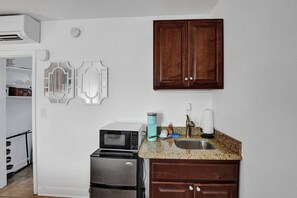 Apartment | Private kitchenette - Waves on Desoto Lovely Studio 2 (Hollywood)