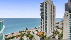 Ein Hochhaus-Hotel mit Blick auf das Meer und den Strand.