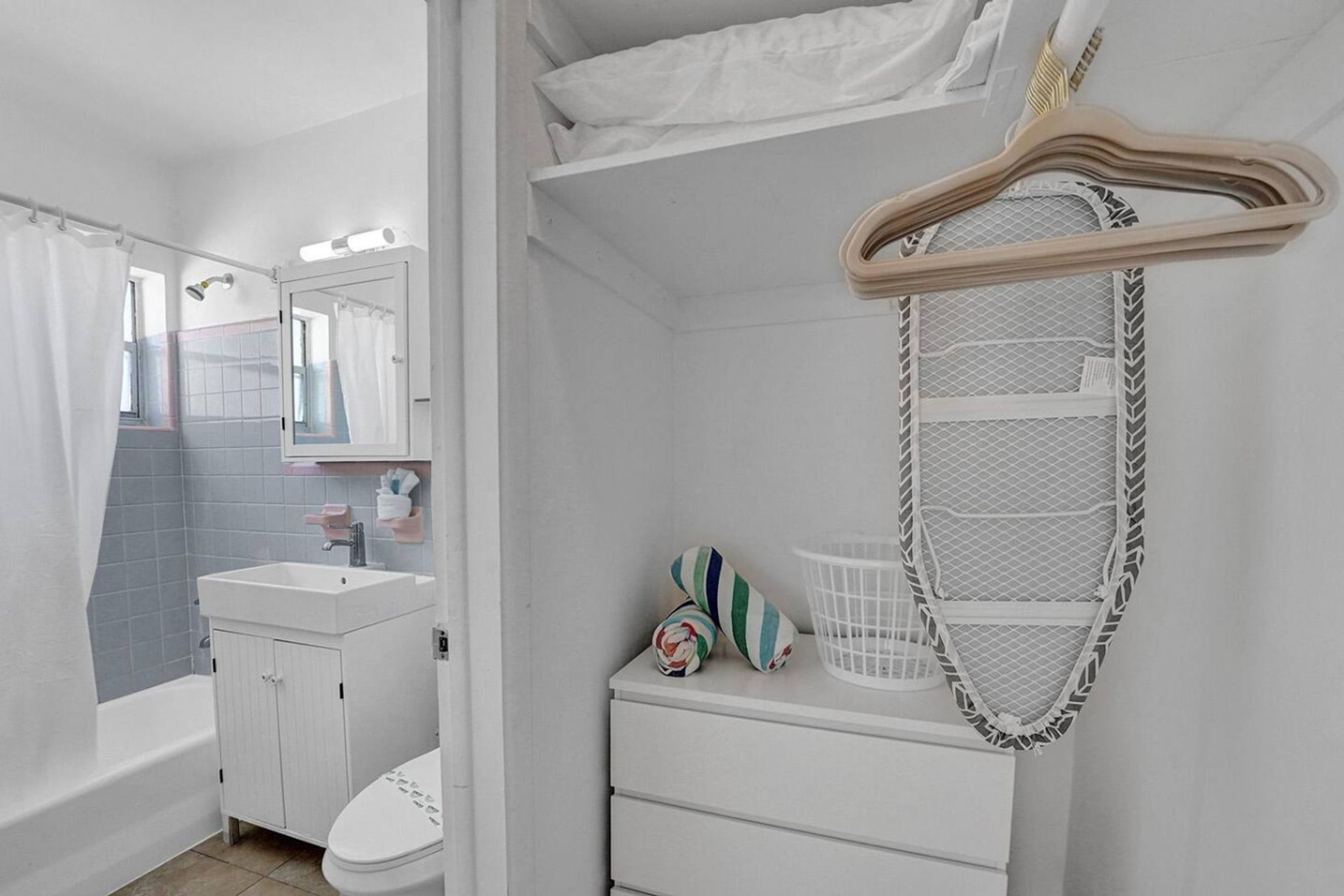 Une salle de bain moderne avec une baignoire, des toilettes et un meuble-lavabo.