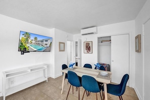 Apartment | 1 bedroom - Waves on Desoto 1 bed Pool View 6 (Hollywood)