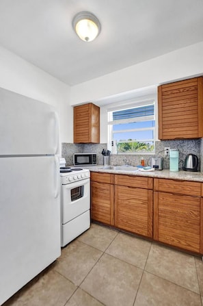 Apartment | Private kitchen - Waves on Desoto Deluxe Studio 9 (Hollywood)