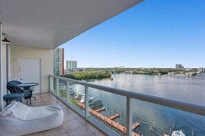 House, Smoking | 2 bedrooms - Le Petit Italie Water View 2 2 With Pool (Sunny Isles Beach)