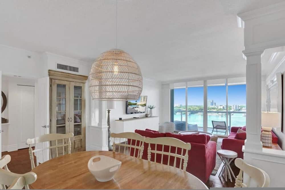 Le Petit Italie Water View 2 2 With Pool - Oleta River, FL