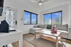 Apartment | 3 bedrooms - New Waves on Walnut 1 (Hollywood)