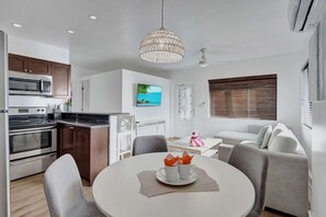 Room - New Waves on Walnut 1 (Hollywood)