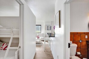 Apartment | 3 bedrooms - New Waves on Walnut 1 (Hollywood)