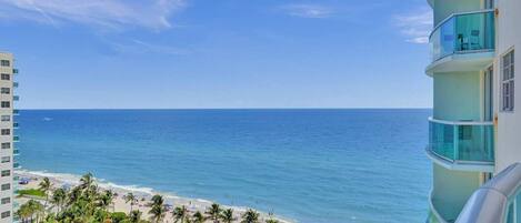 Un hotel moderno con vistas a la playa y al océano.
