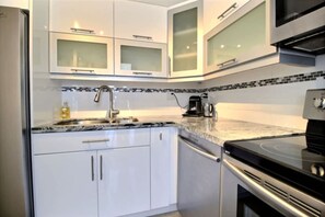 Apartment, Smoking | Private kitchen - Golden Isles 509 in Hallandale Beach (Hallandale Beach)