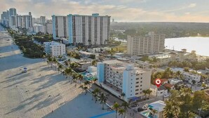 Une zone urbaine côtière caractérisée par des immeubles de grande hauteur, une plage et un point de repère bien identifiable.