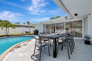 BBQ/picnic Area - Florence Villa Heated Pool (Fort Lauderdale)