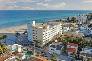 A coastal hotel with a central building, a beach, and palm trees. - Casa Roselle 2 in Hollywood (Hollywood)