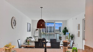 Una cocina moderna con encimera de granito, pileta de acero inoxidable e iluminación colgante.