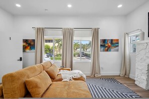 Apartment | 3 bedrooms - Casa Roselle Full 2 2 (Hollywood)