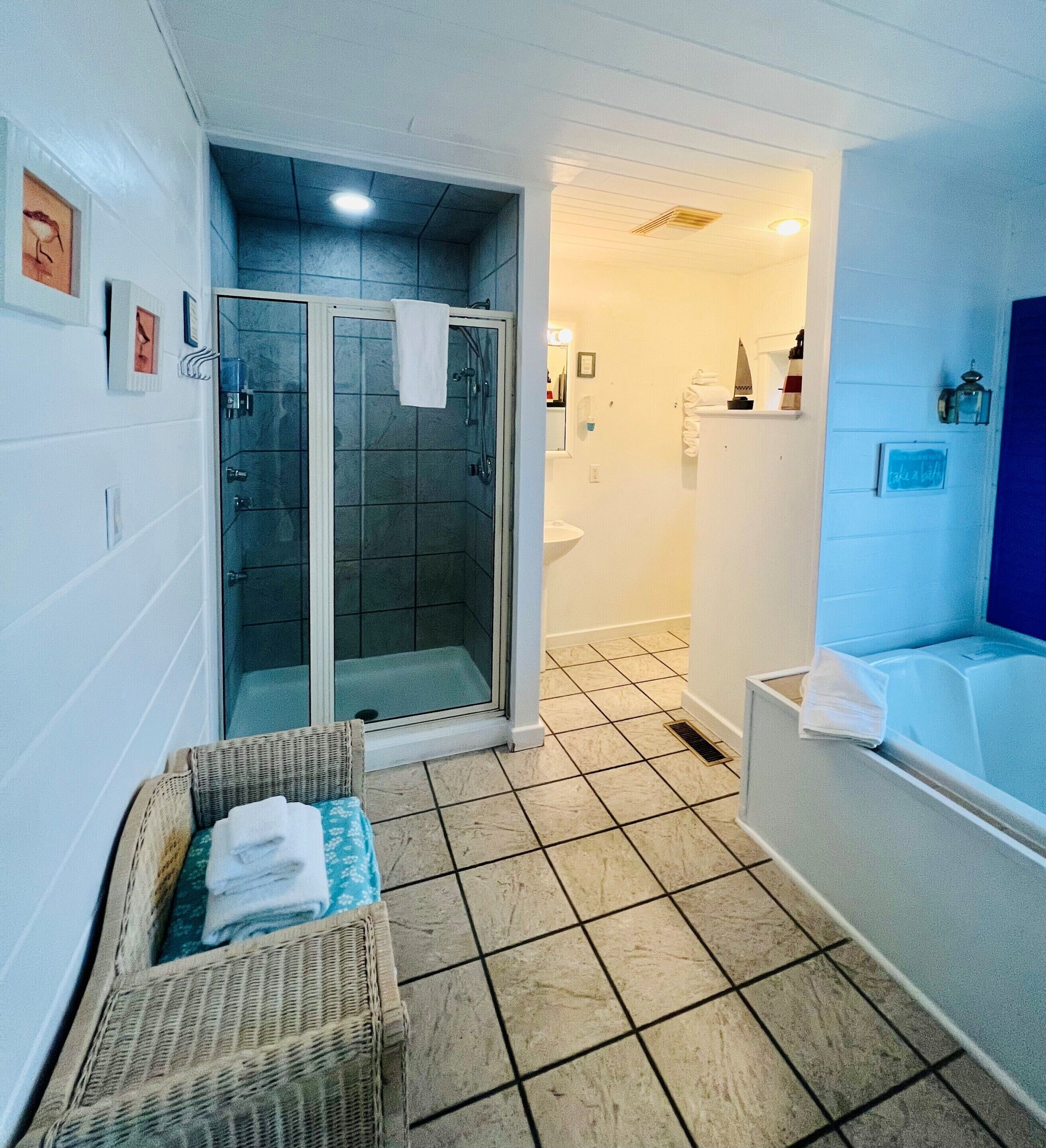 Jetted tub, hair dryer, towels