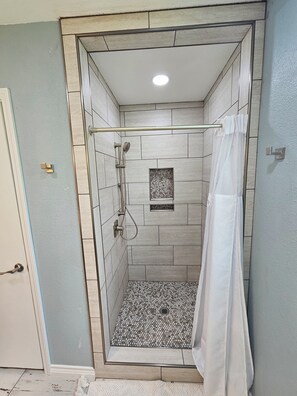 Douche, séchoir à cheveux, serviettes fournies, savon
