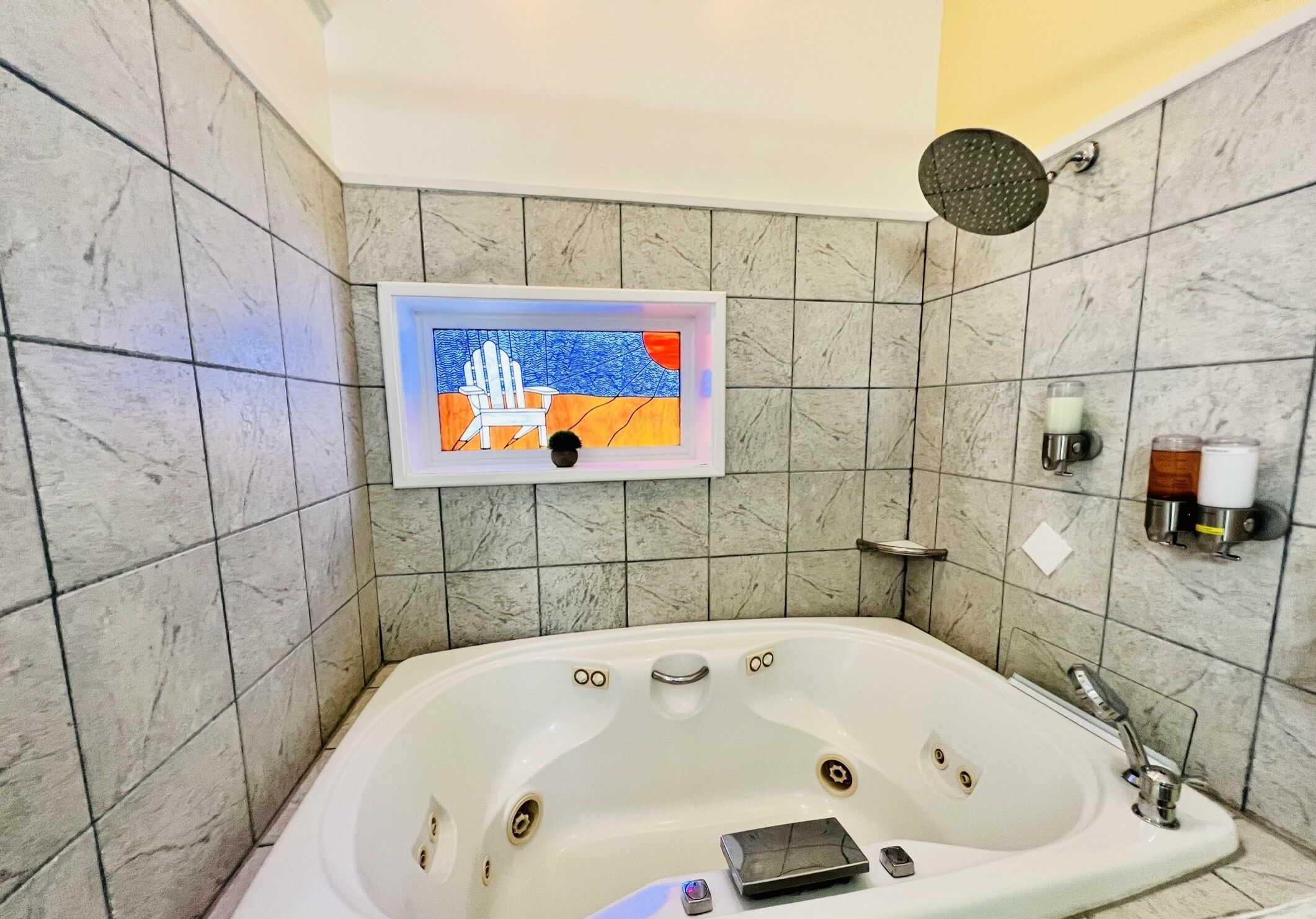 Jetted tub, hair dryer, towels