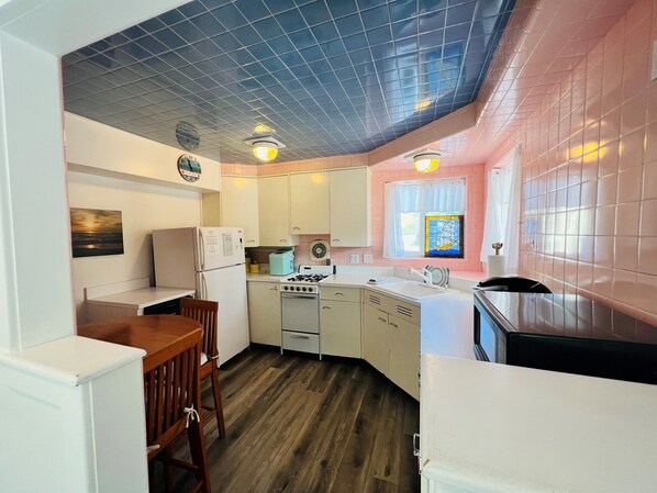 Fridge, microwave, oven, coffee/tea maker