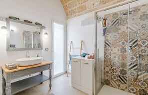 Regadera, secadora de cabello, bidet, toallas 