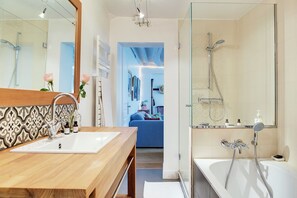 Comfort Apartment | Bathroom