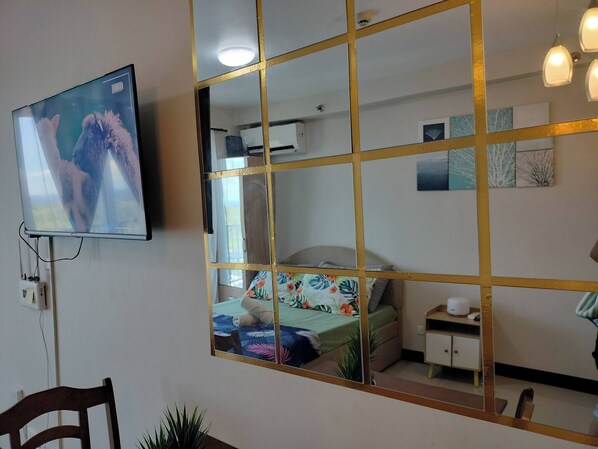 Studio, 1 Bedroom, Accessible, Smoking | Living room