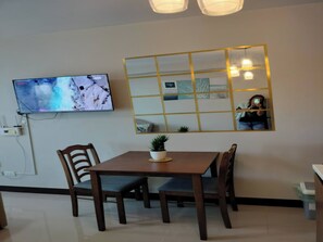 Studio, 1 Bedroom, Accessible, Smoking | Dining room