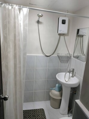 Studio, 1 Bedroom, Accessible, Smoking | Bathroom