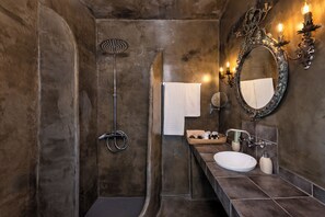 Nest Studio with Caldera View | Baño | Secadora de cabello, batas, pantuflas, toallas 