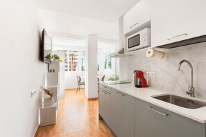 Frigorífico, microondas, horno y placa de cocina