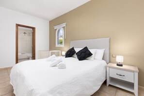 4 bedrooms, iron/ironing board, WiFi, bed sheets