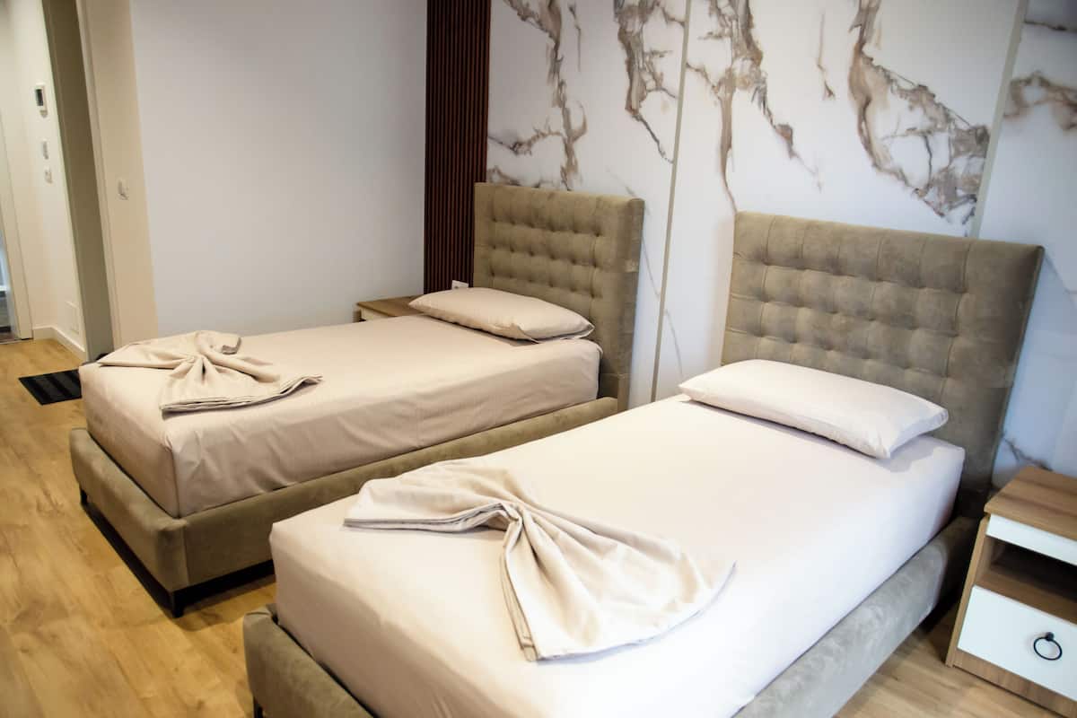 Twin kamer, balkon, uitzicht op bergen | Een bureau, gratis wifi