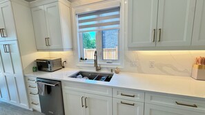 Frigorifero, microonde, forno, piano cottura