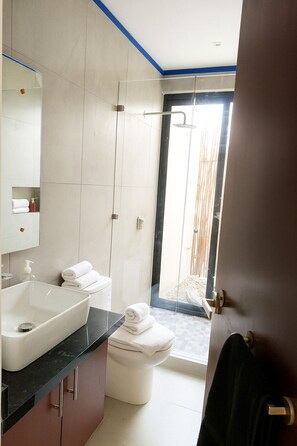 Dusche, Haartrockner, Handtücher, Seife